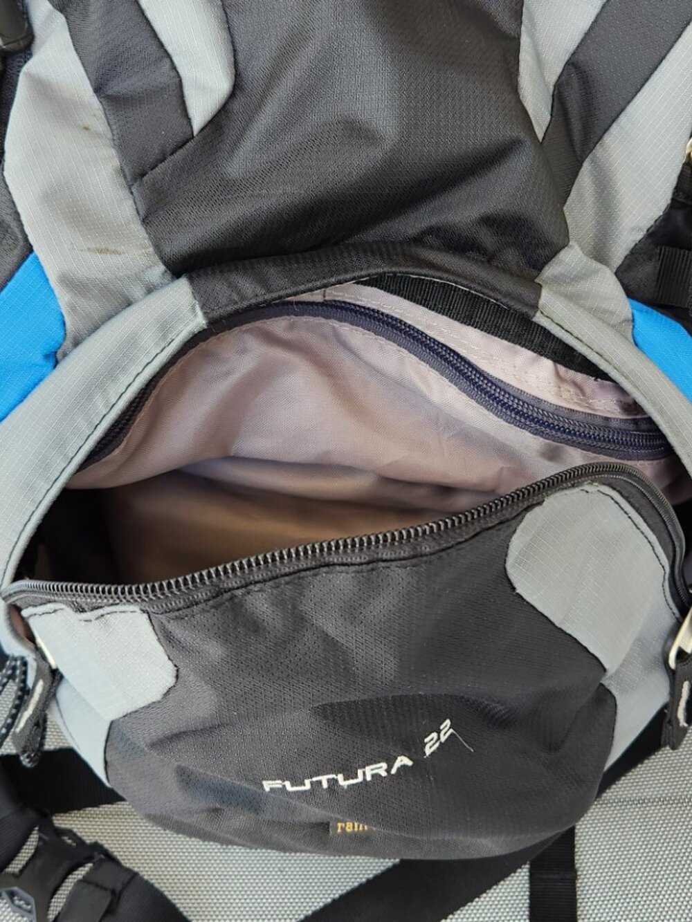 Deuter Sport Futura 22 Liter Backpack Day Pack Black Gray Blue, Like New Cond. - Picture 8 of 13